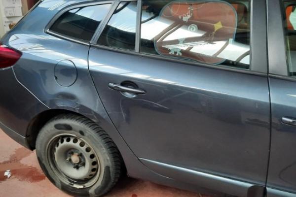 Renault Mégane en réparation de son aile arriére droite sans voilage de porte