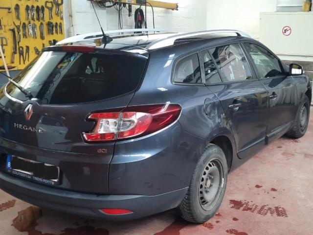 Renault Mégane en réparation de son aile arriére droite sans voilage de porte