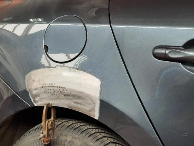 Renault Mégane en réparation de son aile arriére droite sans voilage de porte