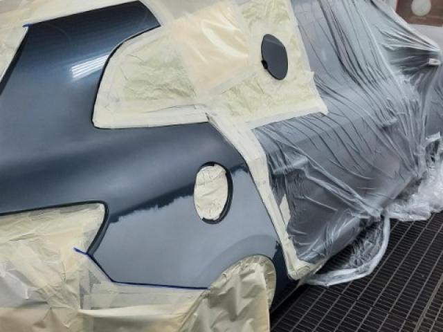 Renault Mégane en réparation de son aile arriére droite sans voilage de porte