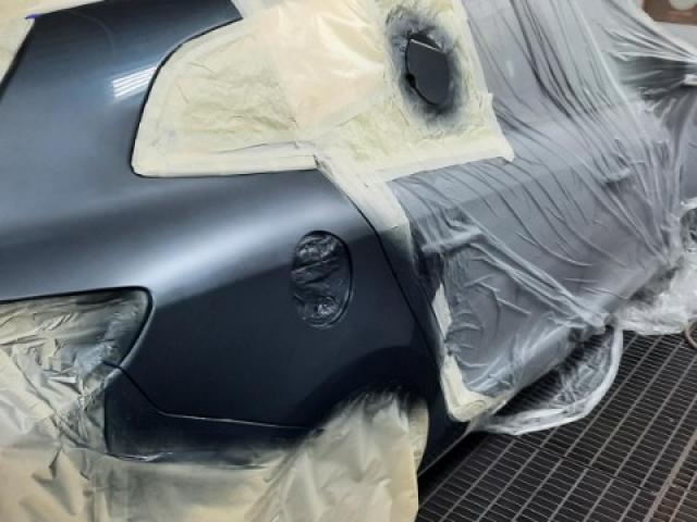 Renault Mégane en réparation de son aile arriére droite sans voilage de porte