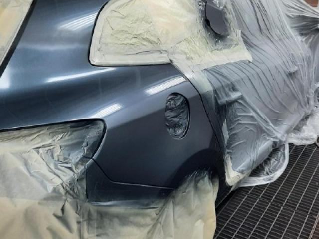 Renault Mégane en réparation de son aile arriére droite sans voilage de porte