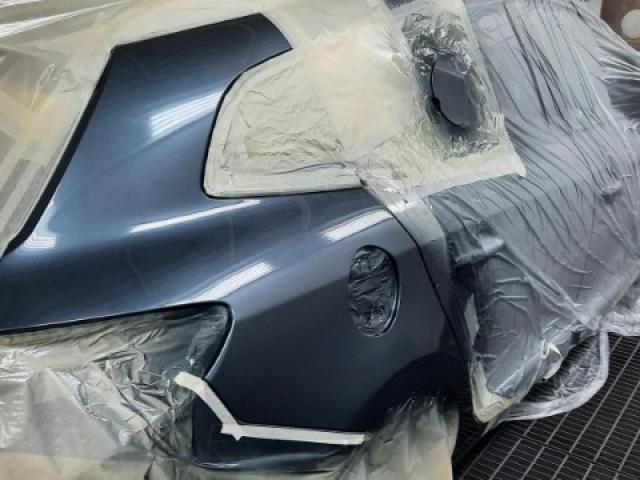 Renault Mégane en réparation de son aile arriére droite sans voilage de porte