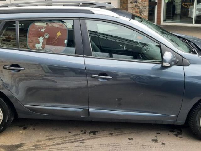 Renault Mégane en réparation de son aile arriére droite sans voilage de porte