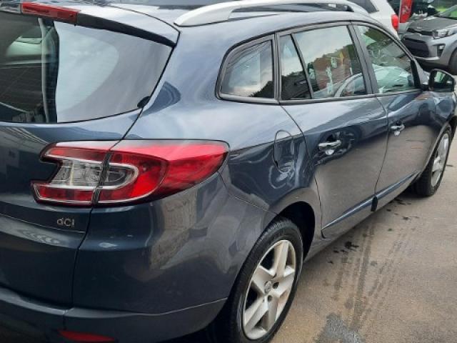 Renault Mégane en réparation de son aile arriére droite sans voilage de porte